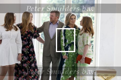 Den Haag 24 juni 2022
Het jaarlijkse fotouurtje in paleis Noordeinde. Aanwezig Koning Willem Alexander Koningin Maxima Prinses Amalia Prinses Alexia en Prinses Ariane