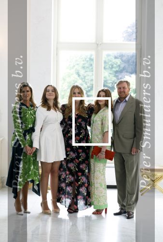Den Haag 24 juni 2022
Het jaarlijkse fotouurtje in paleis Noordeinde. Aanwezig Koning Willem Alexander Koningin Maxima Prinses Amalia Prinses Alexia en Prinses Ariane