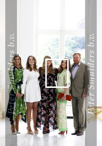 Den Haag 24 juni 2022
Het jaarlijkse fotouurtje in paleis Noordeinde. Aanwezig Koning Willem Alexander Koningin Maxima Prinses Amalia Prinses Alexia en Prinses Ariane