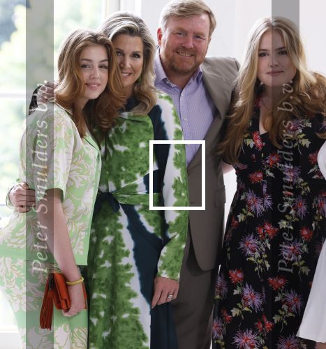 Den Haag 24 juni 2022
Het jaarlijkse fotouurtje in paleis Noordeinde. Aanwezig Koning Willem Alexander Koningin Maxima Prinses Amalia Prinses Alexia en Prinses Ariane