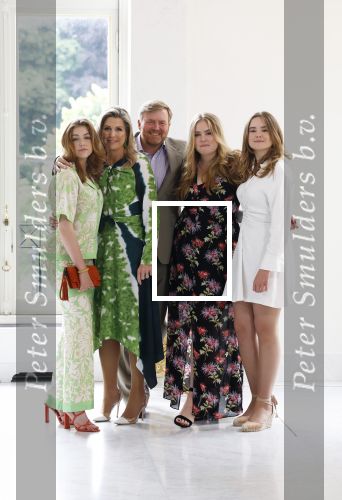 Den Haag 24 juni 2022
Het jaarlijkse fotouurtje in paleis Noordeinde. Aanwezig Koning Willem Alexander Koningin Maxima Prinses Amalia Prinses Alexia en Prinses Ariane