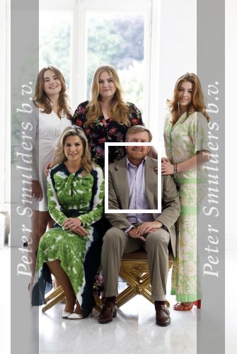 Den Haag 24 juni 2022
Het jaarlijkse fotouurtje in paleis Noordeinde. Aanwezig Koning Willem Alexander Koningin Maxima Prinses Amalia Prinses Alexia en Prinses Ariane