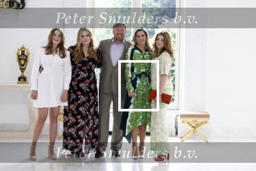 Den Haag 24 juni 2022
Het jaarlijkse fotouurtje in paleis Noordeinde. Aanwezig Koning Willem Alexander Koningin Maxima Prinses Amalia Prinses Alexia en Prinses Ariane