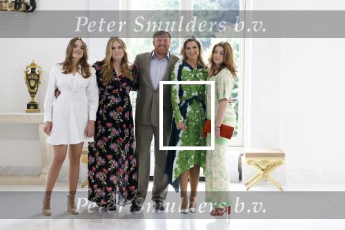 Den Haag 24 juni 2022
Het jaarlijkse fotouurtje in paleis Noordeinde. Aanwezig Koning Willem Alexander Koningin Maxima Prinses Amalia Prinses Alexia en Prinses Ariane