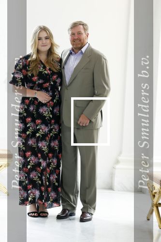 Den Haag 24 juni 2022
Het jaarlijkse fotouurtje in paleis Noordeinde. Aanwezig Koning Willem Alexander Koningin Maxima Prinses Amalia Prinses Alexia en Prinses Ariane