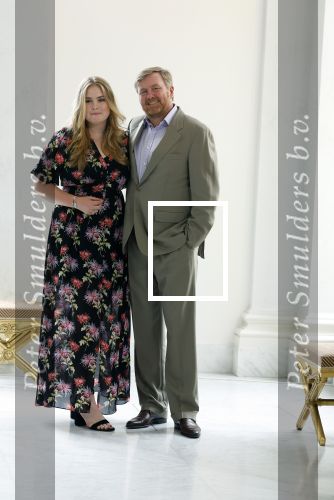 Den Haag 24 juni 2022
Het jaarlijkse fotouurtje in paleis Noordeinde. Aanwezig Koning Willem Alexander Koningin Maxima Prinses Amalia Prinses Alexia en Prinses Ariane