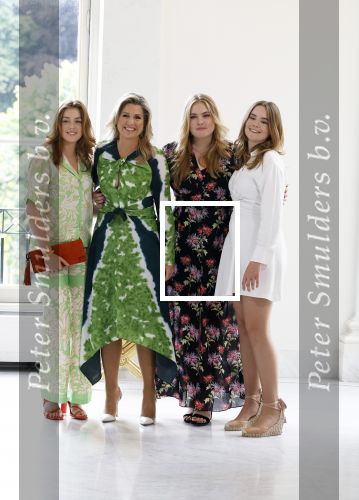 Den Haag 24 juni 2022
Het jaarlijkse fotouurtje in paleis Noordeinde. Aanwezig Koning Willem Alexander Koningin Maxima Prinses Amalia Prinses Alexia en Prinses Ariane