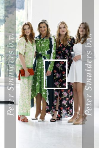 Den Haag 24 juni 2022
Het jaarlijkse fotouurtje in paleis Noordeinde. Aanwezig Koning Willem Alexander Koningin Maxima Prinses Amalia Prinses Alexia en Prinses Ariane