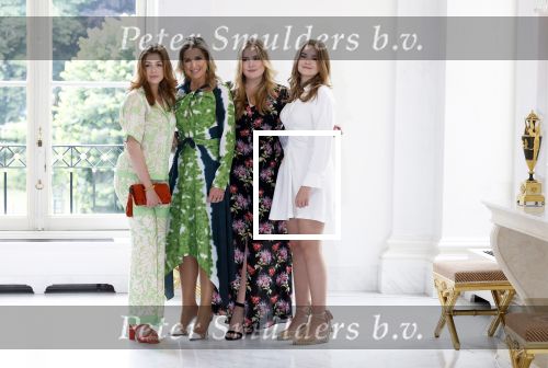 Den Haag 24 juni 2022
Het jaarlijkse fotouurtje in paleis Noordeinde. Aanwezig Koning Willem Alexander Koningin Maxima Prinses Amalia Prinses Alexia en Prinses Ariane