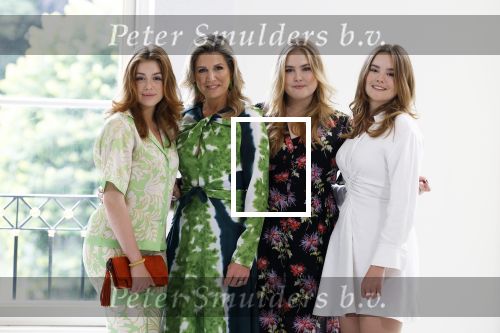 Den Haag 24 juni 2022
Het jaarlijkse fotouurtje in paleis Noordeinde. Aanwezig Koning Willem Alexander Koningin Maxima Prinses Amalia Prinses Alexia en Prinses Ariane