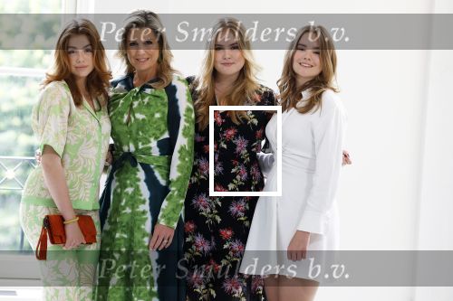 Den Haag 24 juni 2022
Het jaarlijkse fotouurtje in paleis Noordeinde. Aanwezig Koning Willem Alexander Koningin Maxima Prinses Amalia Prinses Alexia en Prinses Ariane