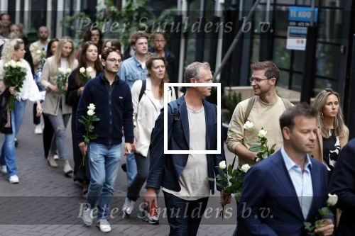 Amsterdam 6 juli 2022
Precies 1 jaar geleden werd op deze plek Peter R de Vries neergeschoten. De redaktie en presentatoren van RTL Boulevard leggen een witte roos neer . OA aanwezig Georgette Schlick Peter v d Vorst Sven Sauve Marieke Elsinga Vivienne v d Assem Aran Bade Jeroen Kijk in de Vegte Arno Kantelberg Eveline Stallaart Clarice Stenger Leon de Ruyter Dries Roelvink en Tim Oliehoek .