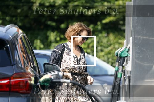 Huizen 19 juli 2022
Leontine Borsato bij de benzinepomp.