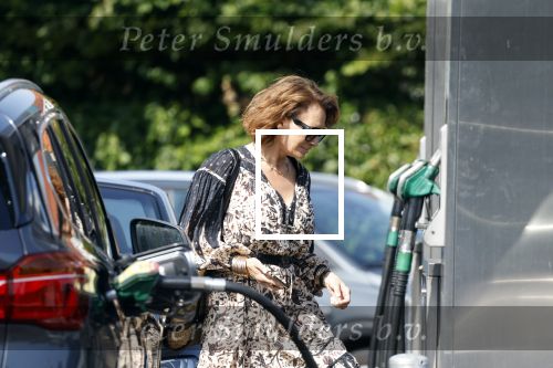Huizen 19 juli 2022
Leontine Borsato bij de benzinepomp.