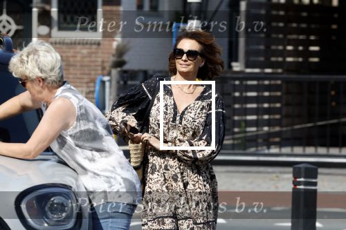 Huizen 19 juli 2022
Leontine Borsato bij de benzinepomp.