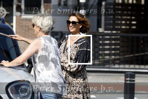 Huizen 19 juli 2022
Leontine Borsato bij de benzinepomp.