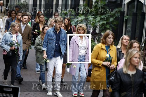 Amsterdam 6 juli 2022
Precies 1 jaar geleden werd op deze plek Peter R de Vries neergeschoten. De redaktie en presentatoren van RTL Boulevard leggen een witte roos neer . OA aanwezig Georgette Schlick Peter v d Vorst Sven Sauve Marieke Elsinga Vivienne v d Assem Aran Bade Jeroen Kijk in de Vegte Arno Kantelberg Eveline Stallaart Clarice Stenger Leon de Ruyter Dries Roelvink en Tim Oliehoek . Lex Uiting