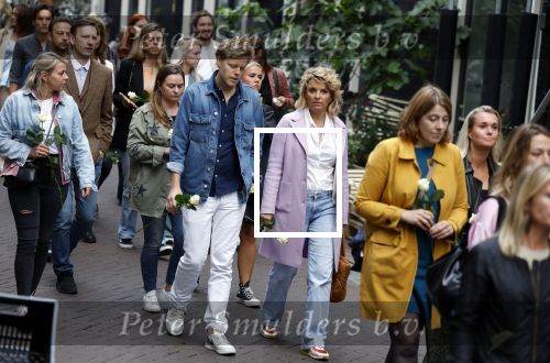 Amsterdam 6 juli 2022
Precies 1 jaar geleden werd op deze plek Peter R de Vries neergeschoten. De redaktie en presentatoren van RTL Boulevard leggen een witte roos neer . OA aanwezig Georgette Schlick Peter v d Vorst Sven Sauve Marieke Elsinga Vivienne v d Assem Aran Bade Jeroen Kijk in de Vegte Arno Kantelberg Eveline Stallaart Clarice Stenger Leon de Ruyter Dries Roelvink en Tim Oliehoek . Lex Uiting