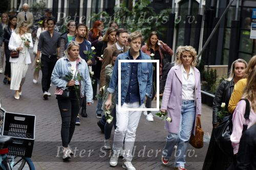 Amsterdam 6 juli 2022
Precies 1 jaar geleden werd op deze plek Peter R de Vries neergeschoten. De redaktie en presentatoren van RTL Boulevard leggen een witte roos neer . OA aanwezig Georgette Schlick Peter v d Vorst Sven Sauve Marieke Elsinga Vivienne v d Assem Aran Bade Jeroen Kijk in de Vegte Arno Kantelberg Eveline Stallaart Clarice Stenger Leon de Ruyter Dries Roelvink en Tim Oliehoek . Lex Uiting