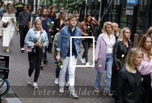Amsterdam 6 juli 2022
Precies 1 jaar geleden werd op deze plek Peter R de Vries neergeschoten. De redaktie en presentatoren van RTL Boulevard leggen een witte roos neer . OA aanwezig Georgette Schlick Peter v d Vorst Sven Sauve Marieke Elsinga Vivienne v d Assem Aran Bade Jeroen Kijk in de Vegte Arno Kantelberg Eveline Stallaart Clarice Stenger Leon de Ruyter Dries Roelvink en Tim Oliehoek . Lex Uiting