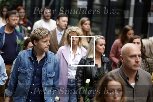 Amsterdam 6 juli 2022
Precies 1 jaar geleden werd op deze plek Peter R de Vries neergeschoten. De redaktie en presentatoren van RTL Boulevard leggen een witte roos neer . OA aanwezig Georgette Schlick Peter v d Vorst Sven Sauve Marieke Elsinga Vivienne v d Assem Aran Bade Jeroen Kijk in de Vegte Arno Kantelberg Eveline Stallaart Clarice Stenger Leon de Ruyter Dries Roelvink en Tim Oliehoek .
