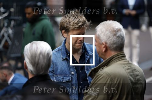 Amsterdam 6 juli 2022
Precies 1 jaar geleden werd op deze plek Peter R de Vries neergeschoten. De redaktie en presentatoren van RTL Boulevard leggen een witte roos neer . OA aanwezig Georgette Schlick Peter v d Vorst Sven Sauve Marieke Elsinga Vivienne v d Assem Aran Bade Jeroen Kijk in de Vegte Arno Kantelberg Eveline Stallaart Clarice Stenger Leon de Ruyter Dries Roelvink en Tim Oliehoek .