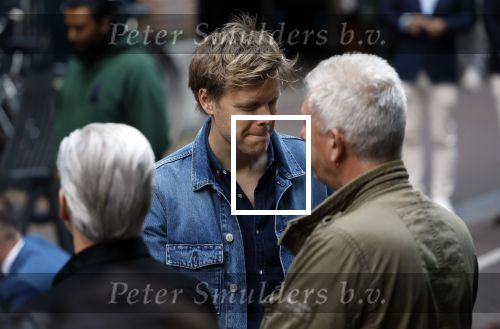 Amsterdam 6 juli 2022
Precies 1 jaar geleden werd op deze plek Peter R de Vries neergeschoten. De redaktie en presentatoren van RTL Boulevard leggen een witte roos neer . OA aanwezig Georgette Schlick Peter v d Vorst Sven Sauve Marieke Elsinga Vivienne v d Assem Aran Bade Jeroen Kijk in de Vegte Arno Kantelberg Eveline Stallaart Clarice Stenger Leon de Ruyter Dries Roelvink en Tim Oliehoek .