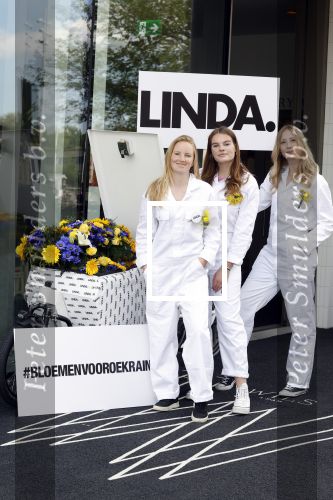 Amsterdam 14 juni 2022
Ontbijt georganisserd door Linda.nl en Victoria Koblenko met haar man Evgeniy Levchenko. Er is een aktie #bloemenvoorOekraine in het leven geroepen. Liv  promo team Linda