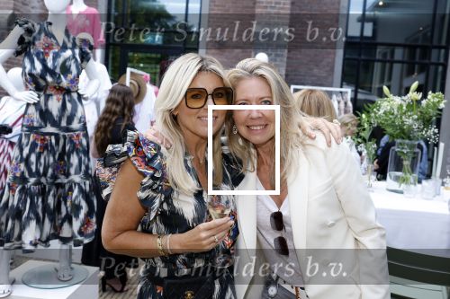 Amsterdam 14 juni 2022
 Presentatie shoeby kledinglijn van Lonneke Nooteboom bij Hotel Arena . Lonneke met haar zus