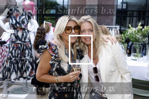 Amsterdam 14 juni 2022
 Presentatie shoeby kledinglijn van Lonneke Nooteboom bij Hotel Arena . Lonneke met haar zus