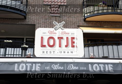Volendam 30 juni 2022
CD presentatie bij Lotje van Edwin v Hoevelaak en zijn vriendin Natasja Poels . jan Keizer reikte de eerste cd uit.