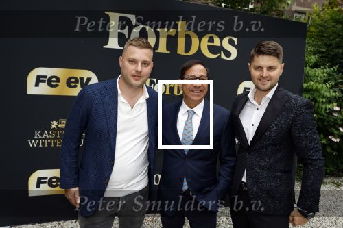 Wassenaar 6 juli 2022
Presentatie Forbes NL in samenwerking met FEEV op kasteel Wittenburg. Luiz Costa van Forbes Monaco en Forbes Nederland met Duco Hiensch de founder van FEEV