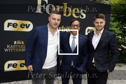Wassenaar 6 juli 2022
Presentatie Forbes NL in samenwerking met FEEV op kasteel Wittenburg. Luiz Costa van Forbes Monaco en Forbes Nederland met Duco Hiensch de founder van FEEV