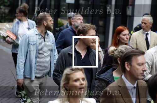 Amsterdam 6 juli 2022
Precies 1 jaar geleden werd op deze plek Peter R de Vries neergeschoten. De redaktie en presentatoren van RTL Boulevard leggen een witte roos neer . OA aanwezig Georgette Schlick Peter v d Vorst Sven Sauve Marieke Elsinga Vivienne v d Assem Aran Bade Jeroen Kijk in de Vegte Arno Kantelberg Eveline Stallaart Clarice Stenger Leon de Ruyter Dries Roelvink en Tim Oliehoek . Luuk Ikkink