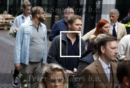 Amsterdam 6 juli 2022
Precies 1 jaar geleden werd op deze plek Peter R de Vries neergeschoten. De redaktie en presentatoren van RTL Boulevard leggen een witte roos neer . OA aanwezig Georgette Schlick Peter v d Vorst Sven Sauve Marieke Elsinga Vivienne v d Assem Aran Bade Jeroen Kijk in de Vegte Arno Kantelberg Eveline Stallaart Clarice Stenger Leon de Ruyter Dries Roelvink en Tim Oliehoek . Luuk Ikkink