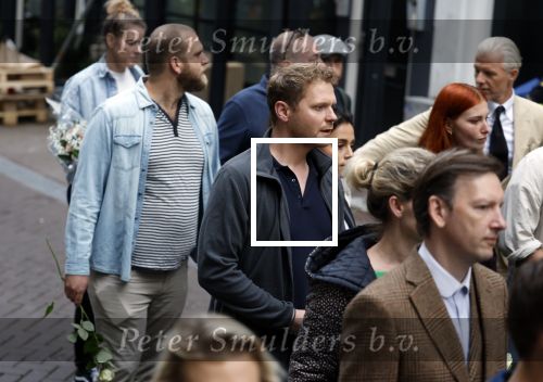Amsterdam 6 juli 2022
Precies 1 jaar geleden werd op deze plek Peter R de Vries neergeschoten. De redaktie en presentatoren van RTL Boulevard leggen een witte roos neer . OA aanwezig Georgette Schlick Peter v d Vorst Sven Sauve Marieke Elsinga Vivienne v d Assem Aran Bade Jeroen Kijk in de Vegte Arno Kantelberg Eveline Stallaart Clarice Stenger Leon de Ruyter Dries Roelvink en Tim Oliehoek . Luuk Ikkink