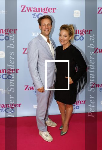 Amsterdam 25 juni 2022
Premiere zwanger en Co in Tuschinski .
Maaike Martens met partner Bart Meuter