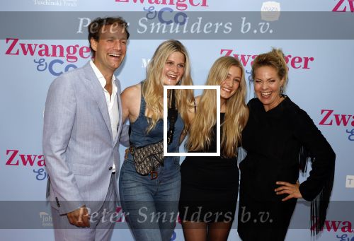 Amsterdam 25 juni 2022
Premiere zwanger en Co in Tuschinski . Maaike Martens met partner Bart Meuter en kennisen