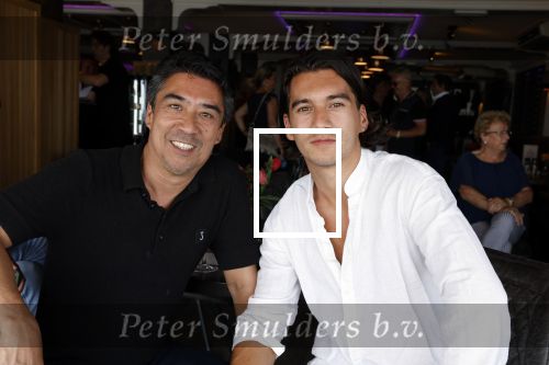 Volendam 30 juni 2022
CD presentatie bij Lotje van Edwin v Hoevelaak en zijn vriendin Natasja Poels . jan Keizer reikte de eerste cd uit. Marcel Fisser en Micky Fisser
