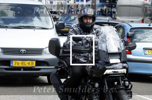 Alkmaar 14 juli 2022
Marco Borsato op zijn nieuwe Harley davidson Pan America 1250 Specoal Motor in de straten van Alkmaar .