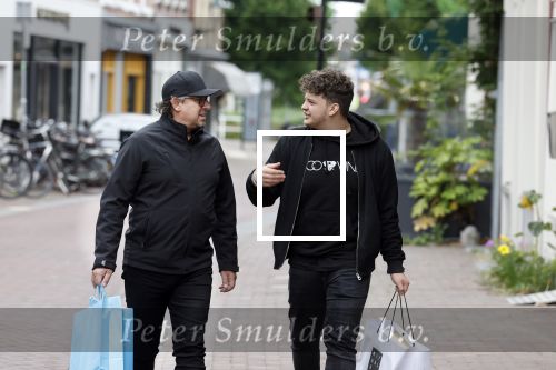 Alkmaar 7 juli 2022
Mary Borsato viert haar 77e verjaardag in eetcafe Pluim in Alkmaar.
Oa aanwezig Sylvana Borsato Romy Omtzigt Jacky Omtzigt Luca Borsato Jada Borsato Marco Borsato en Senna Borsato.
