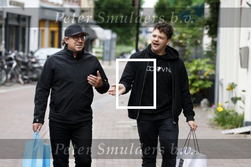 Alkmaar 7 juli 2022
Mary Borsato viert haar 77e verjaardag in eetcafe Pluim in Alkmaar.
Oa aanwezig Sylvana Borsato Romy Omtzigt Jacky Omtzigt Luca Borsato Jada Borsato Marco Borsato en Senna Borsato.