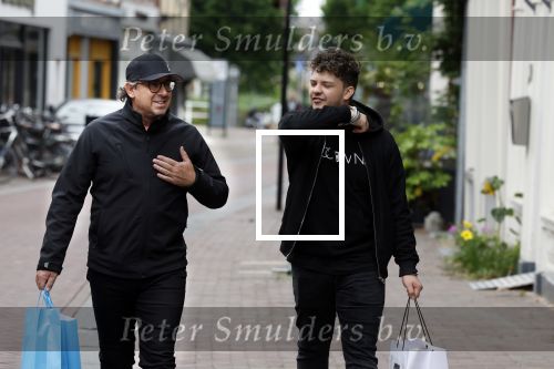 Alkmaar 7 juli 2022
Mary Borsato viert haar 77e verjaardag in eetcafe Pluim in Alkmaar.
Oa aanwezig Sylvana Borsato Romy Omtzigt Jacky Omtzigt Luca Borsato Jada Borsato Marco Borsato en Senna Borsato.