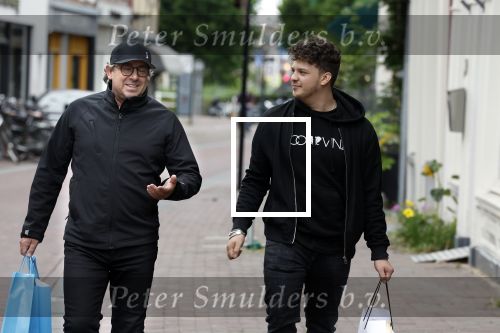 Alkmaar 7 juli 2022
Mary Borsato viert haar 77e verjaardag in eetcafe Pluim in Alkmaar.
Oa aanwezig Sylvana Borsato Romy Omtzigt Jacky Omtzigt Luca Borsato Jada Borsato Marco Borsato en Senna Borsato.