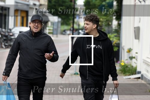 Alkmaar 7 juli 2022
Mary Borsato viert haar 77e verjaardag in eetcafe Pluim in Alkmaar.
Oa aanwezig Sylvana Borsato Romy Omtzigt Jacky Omtzigt Luca Borsato Jada Borsato Marco Borsato en Senna Borsato.