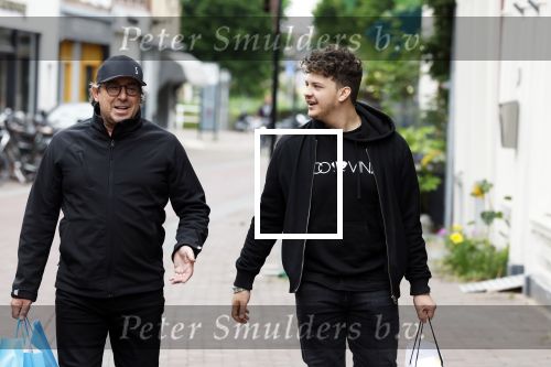 Alkmaar 7 juli 2022
Mary Borsato viert haar 77e verjaardag in eetcafe Pluim in Alkmaar.
Oa aanwezig Sylvana Borsato Romy Omtzigt Jacky Omtzigt Luca Borsato Jada Borsato Marco Borsato en Senna Borsato.