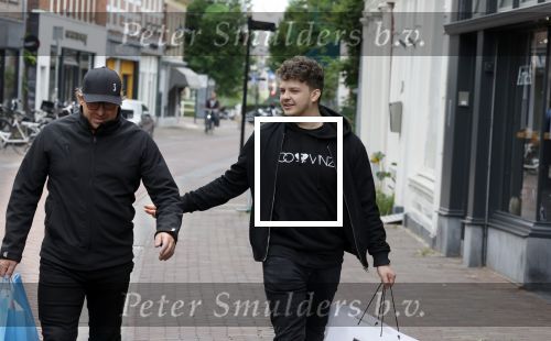 Alkmaar 7 juli 2022
Mary Borsato viert haar 77e verjaardag in eetcafe Pluim in Alkmaar.
Oa aanwezig Sylvana Borsato Romy Omtzigt Jacky Omtzigt Luca Borsato Jada Borsato Marco Borsato en Senna Borsato.