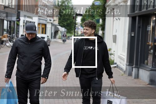 Alkmaar 7 juli 2022
Mary Borsato viert haar 77e verjaardag in eetcafe Pluim in Alkmaar.
Oa aanwezig Sylvana Borsato Romy Omtzigt Jacky Omtzigt Luca Borsato Jada Borsato Marco Borsato en Senna Borsato.