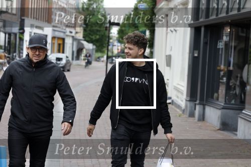 Alkmaar 7 juli 2022
Mary Borsato viert haar 77e verjaardag in eetcafe Pluim in Alkmaar.
Oa aanwezig Sylvana Borsato Romy Omtzigt Jacky Omtzigt Luca Borsato Jada Borsato Marco Borsato en Senna Borsato.