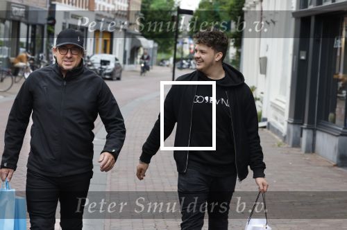 Alkmaar 7 juli 2022
Mary Borsato viert haar 77e verjaardag in eetcafe Pluim in Alkmaar.
Oa aanwezig Sylvana Borsato Romy Omtzigt Jacky Omtzigt Luca Borsato Jada Borsato Marco Borsato en Senna Borsato.